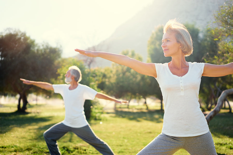 Alte Menschen beim Yoga