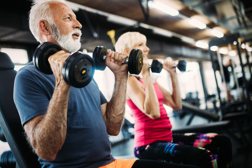 Alte Menschen beim Yoga